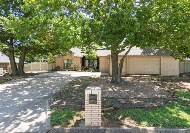 Photo 3 of Sale Pending at 3 Brentwood Pl, Shawnee, OK 74804 | MLS# 1214349 | Listing updated on 2026-08-19