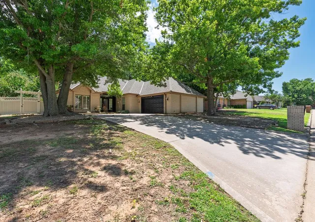 Photo 3 of Sale Pending at 3 Brentwood Pl, Shawnee, OK 74804 | MLS# 1214349 | Listing updated on 2026-08-19