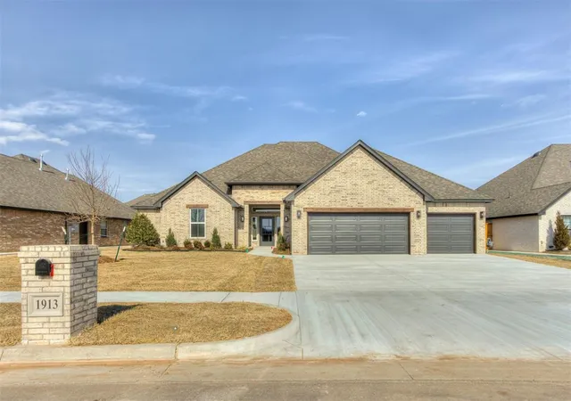 Homes for sale in Moore, OK | 1913 Sw 40th St, Moore, OK 73160 | MLS# 1214589