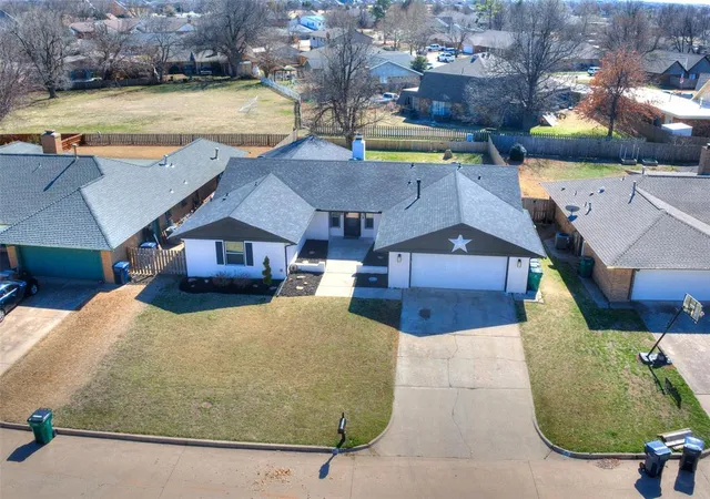 3rd image of 11500 Carriage Dr, Yukon, OK 73099 | MLS# 1214615