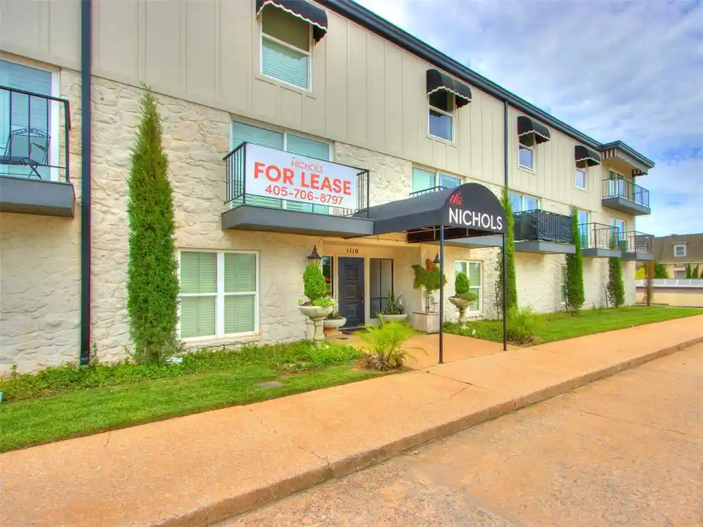 Listing Photo 2 - Condo for sale in 1110 Sherwood Ln located at 1110 Sherwood Ln, Nichols Hills, OK 73116 - Unit #216