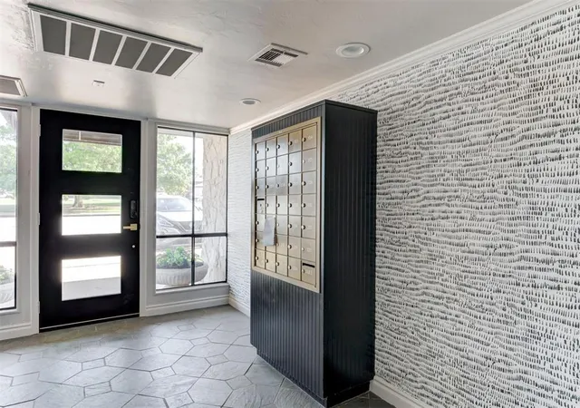 Listing Photo 5 - Condo for sale in building located at 1110 Sherwood Ln, Nichols Hills, OK 73116 - Unit #216