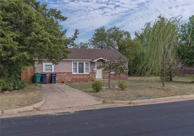 3rd image of 611 Nw 95Th St, Oklahoma City, OK 73114 | MLS# 1214785