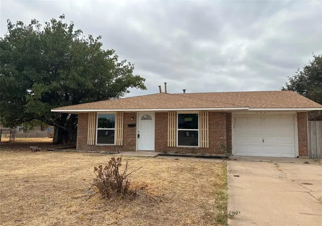 Single family home for sale at 304 Saturn St, Altus, OK 73521 | MLS# 1215278