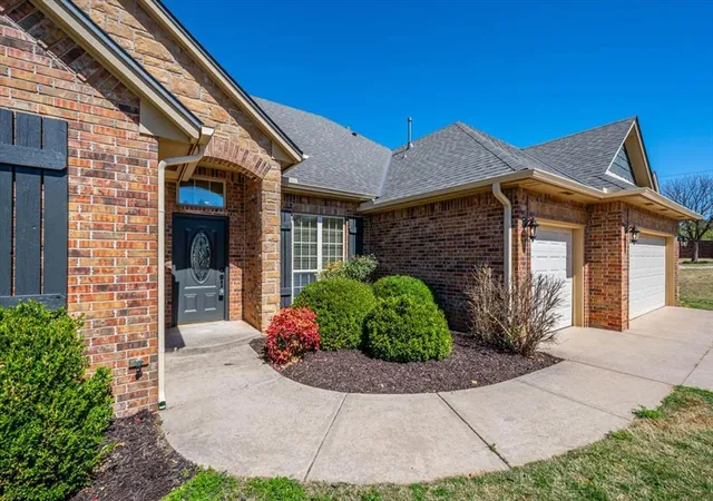 2nd image of 2825 Asheforde Pl, Edmond, OK 73034 | MLS# 1215704