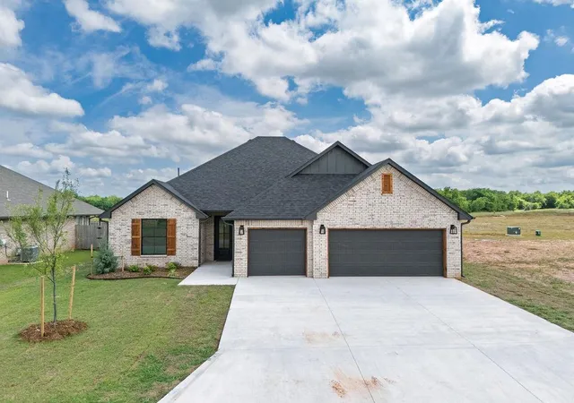 image of 219 Outlander Wy, Shawnee, OK 74804 | MLS# 1215773