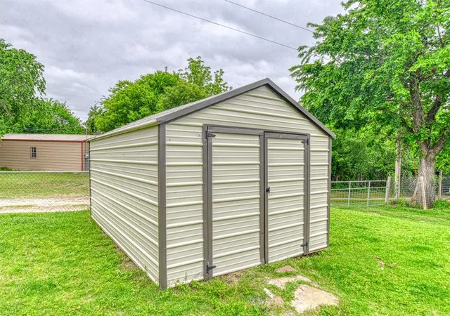 Homes for sale in Hinton, OK | 21605 E Eighth St, Hinton, OK 73047 | MLS# 1216126