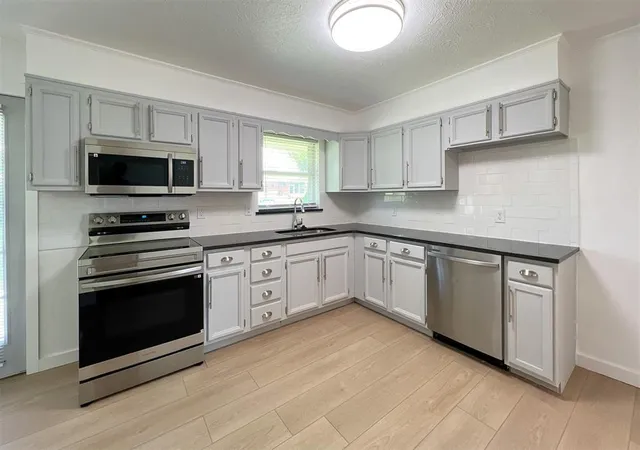 5th image of 305 W Coe Dr, Oklahoma City, OK 73110 | MLS# 1216196