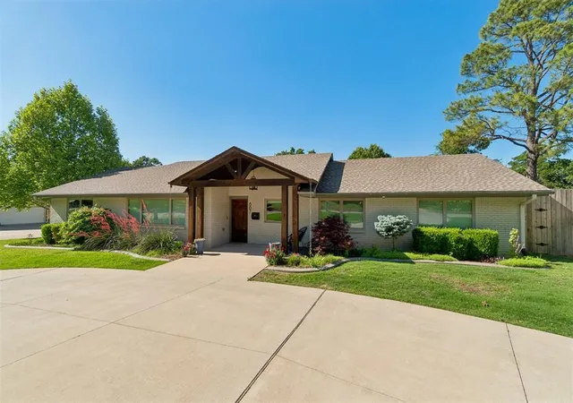3rd image of 807 Willment Pl, Edmond, OK 73034 | MLS# 1216222