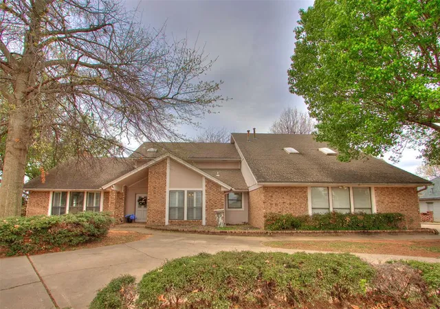 Photo 2 of Single family home for sale at 6021 Oak Tree Rd, Edmond, OK 73025 | MLS# 1216466 | Listing updated on 2026-06-26