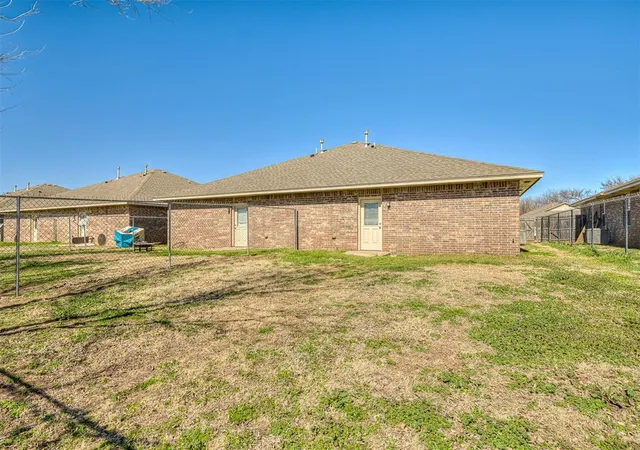 2nd image of 116 Ashley Dr, Edmond, OK 73003