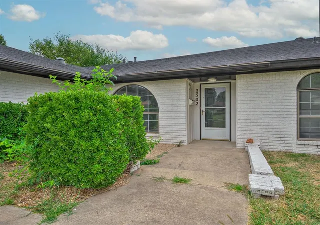 2nd image of 2502 Ridgecrest Dr, El Reno, OK 73036 | MLS# 1216776