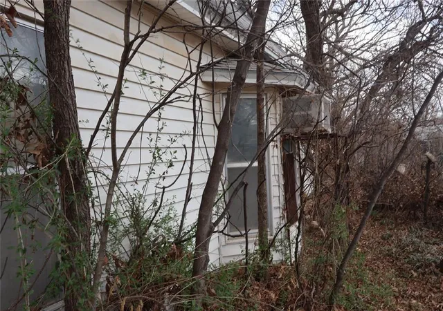 Photo 3 of Single family home for sale at 912 Sw 5th Street, Lawton, OK 73501 | MLS# 1216781 | Listing updated on 2026-10-19