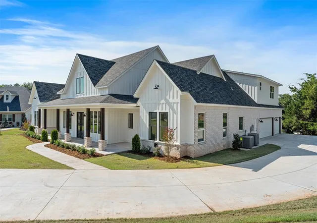 3rd image of 10260 Oakwood Dr, Edmond, OK 73025 | MLS# 1217141