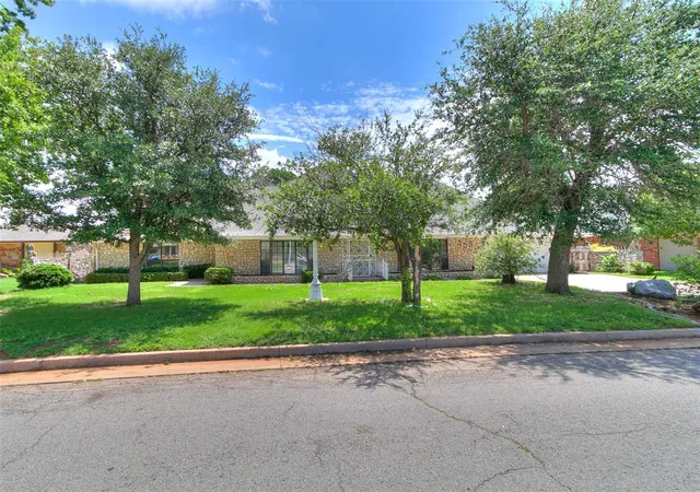 2nd image of 11132 Lakeridge Run, Oklahoma City, OK 73170 | MLS# 1217216
