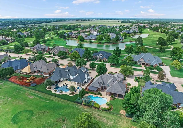 3rd image of 400 Heritage Blvd, Edmond, OK 73025 | MLS# 1217344