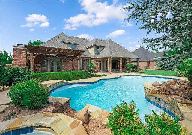 4th image of 400 Heritage Blvd, Edmond, OK 73025 | MLS# 1217344