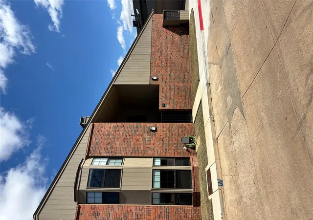 Listing Photo 2 - Condo for sale in building located at 6500 N Grand Blvd, Oklahoma, OK 73116 - Unit #122