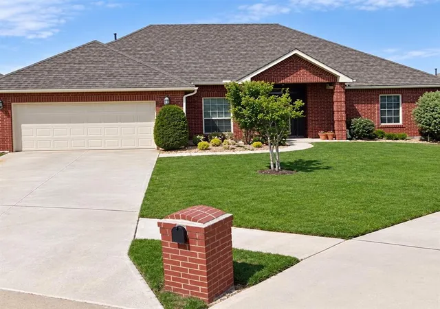 Photo 1 of Single family home for sale at 829 Sw 40th Street, Moore, OK 73160 | MLS# 1217604 | Listing updated on 2026-10-04