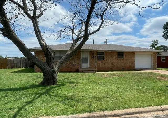 Homes for sale in Weatherford, OK | 822 E Kee St, Weatherford, OK 73096 | MLS# 1217710