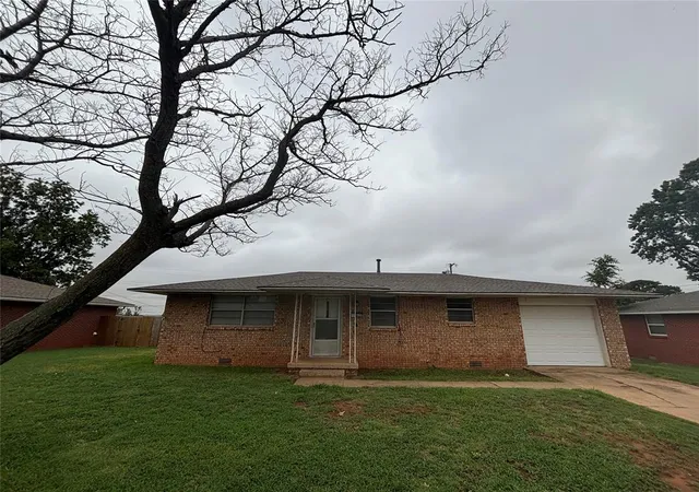 Homes for sale in Weatherford, OK | 822 E Kee St, Weatherford, OK 73096 | MLS# 1217710