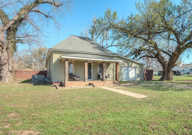 Photo 3 of Single Family Residence at 316 E Jefferson St, Crescent, OK 73028 | MLS# 1217909 | | Sold on 2026-04-10