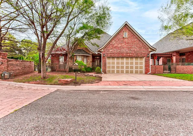 Homes for sale in Edmond, OK | 90 Olde Village Wy, Edmond, OK 73013 | MLS# 1218115