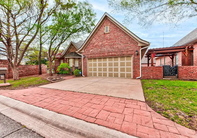 Homes for sale in Edmond, OK | 90 Olde Village Wy, Edmond, OK 73013 | MLS# 1218115