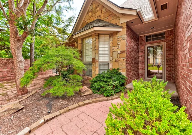 Homes for sale in Edmond, OK | 90 Olde Village Wy, Edmond, OK 73013 | MLS# 1218115