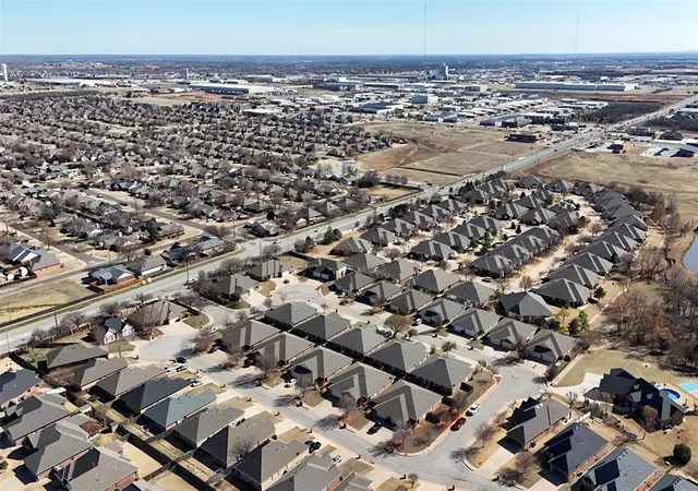 2nd image of 32 NW 155th St, Edmond, OK 73013
