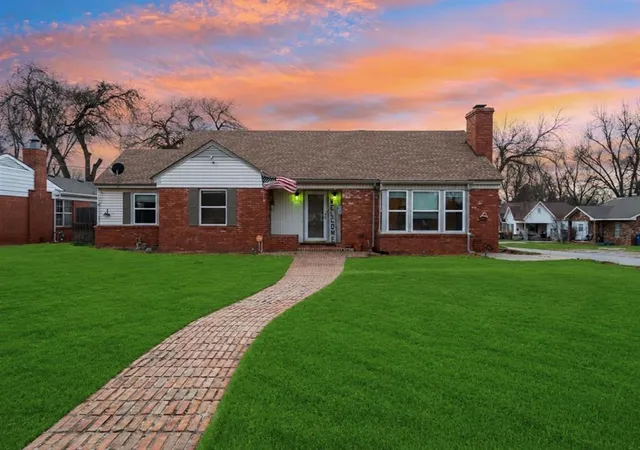 1st image of 802 S 12th St, Chickasha, OK 73018 | MLS# 1218376