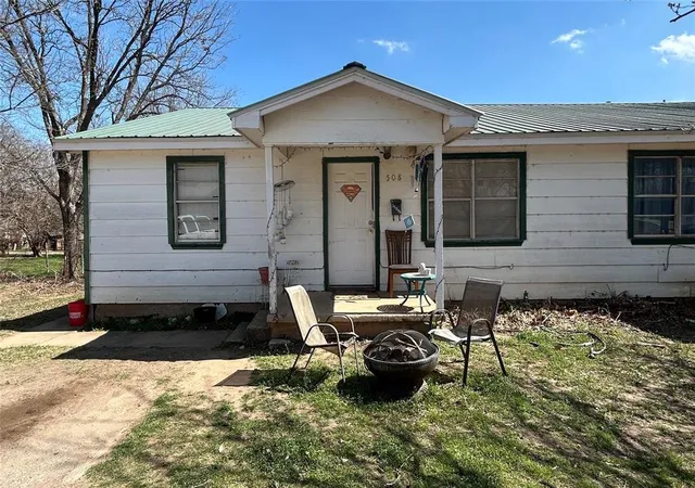 Homes for sale in Mangum, OK | 510 S Louis Tittle Ave, Mangum, OK 73554 | MLS# 1218475