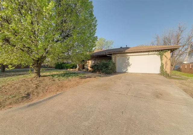 2nd image of 6401 N College Ave, Oklahoma City, OK 73132 | MLS# 1219171