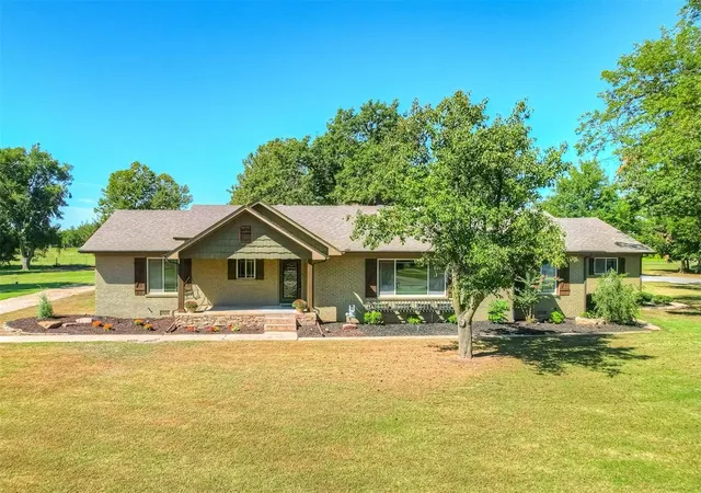 Homes for sale in Crescent, OK | 405 S Pine St, Crescent, OK 73028 | MLS# 1219626