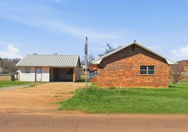 Homes for sale in Sayre, OK | 1013 N 3Rd St, Sayre, OK 73662 | MLS# 1219772