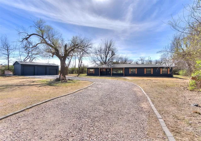 2nd image of 300 Oak St, Oklahoma City, OK 73110 | MLS# 1219925