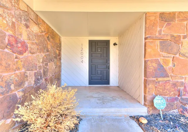 4th image of 12004 Royal Coach Dr, Yukon, OK 73099 | MLS# 1220505