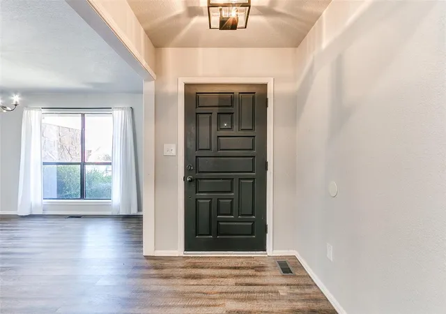 5th image of 12004 Royal Coach Dr, Yukon, OK 73099 | MLS# 1220505
