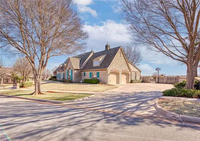 3rd image of 1220 Cloud Nine, Elk City, OK 73644 | MLS# 1220734
