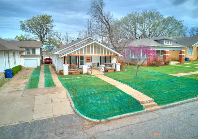 2nd image of 410 E Washington Ave, Guthrie, OK 73044 | MLS# 1220790
