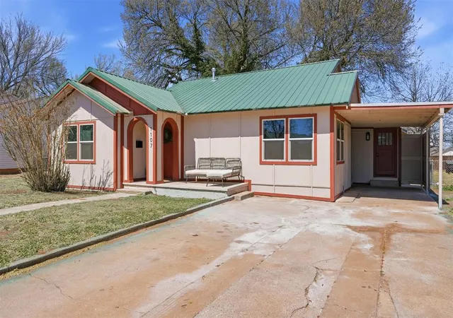 Homes for sale in Elk City, OK | 1107 W 2nd St, Elk City, OK 73644 | MLS# 1220882