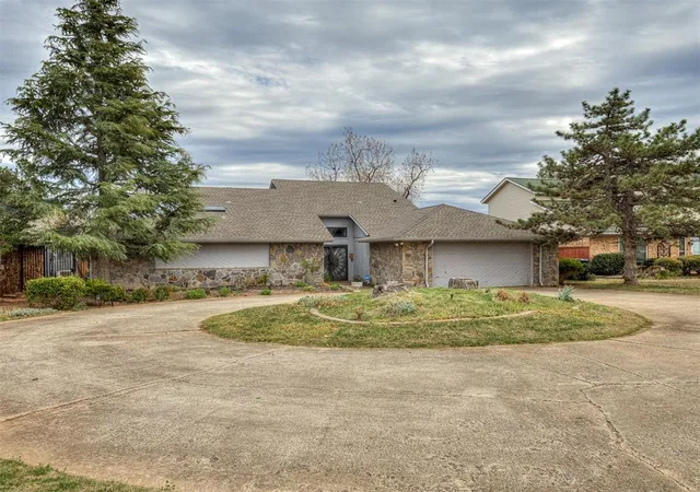 2nd image of 10604 Admiral Dr, Oklahoma City, OK 73162 | MLS# 1221147