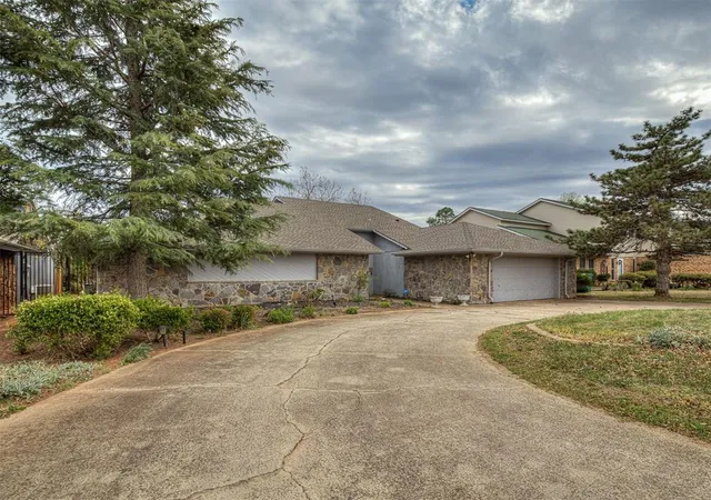 3rd image of 10604 Admiral Dr, Oklahoma City, OK 73162 | MLS# 1221147
