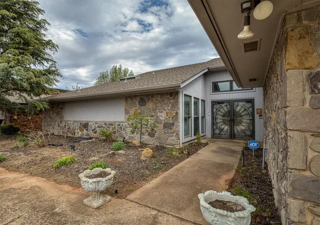 4th image of 10604 Admiral Dr, Oklahoma City, OK 73162 | MLS# 1221147