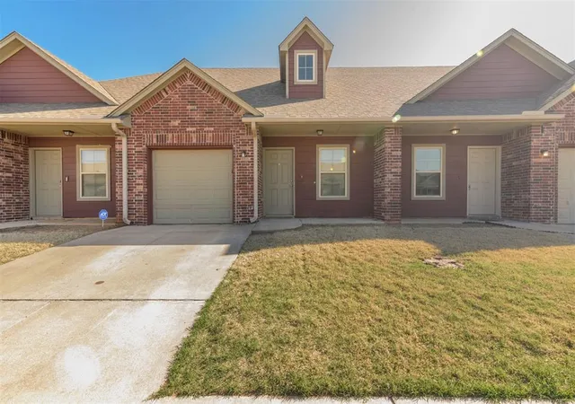 1st image of 1018 Sw 92nd St, Oklahoma City, OK 73139 | MLS# 1221161