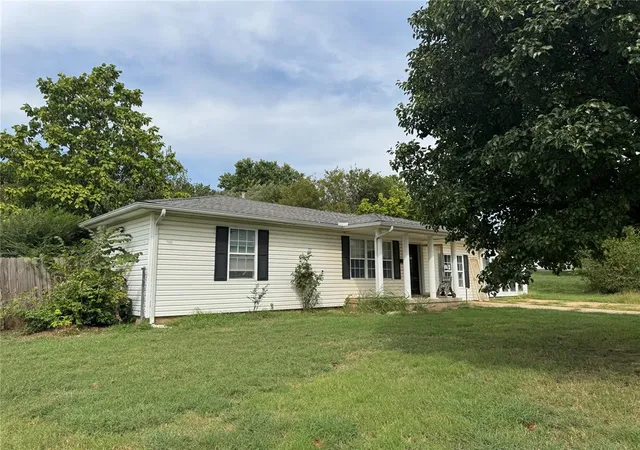 Photo 2 of Single family home for sale at 1101 Nw 7th Street, Lindsay, OK 73052 | MLS# 1221346 | Listing updated on 2026-04-02