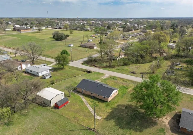 42nd image of 1310 W 15th St, Prague, OK 74864 | MLS# 1221538