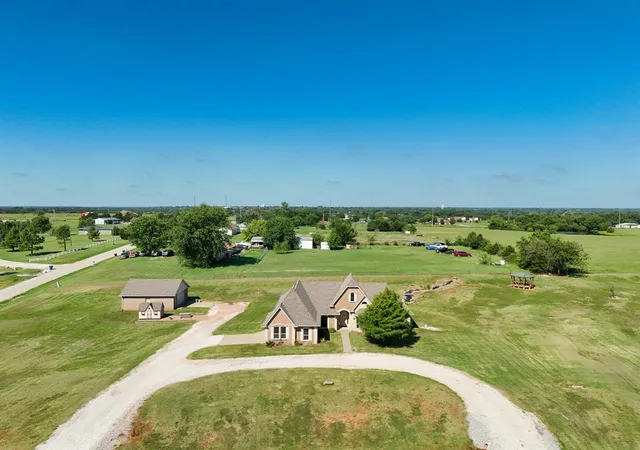 Homes for sale in Tecumseh, OK | 404 W Lakeview Dr, Tecumseh, OK 74873 | MLS# 1221915