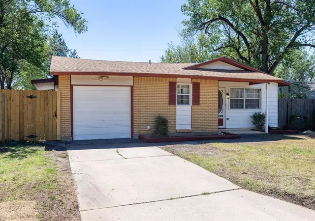 Homes for sale in Lawton, OK | 526 Nw Glendale Dr, Lawton, OK 73507 | MLS# 1222002