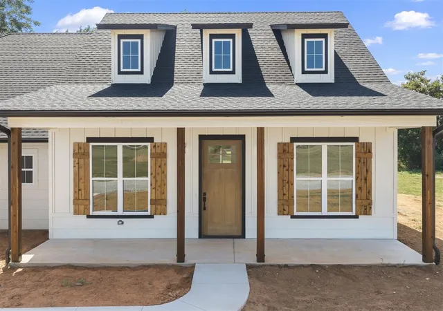 2nd image of 114 Garrett Dr, Wynnewood, OK 73098 | MLS# 1222700